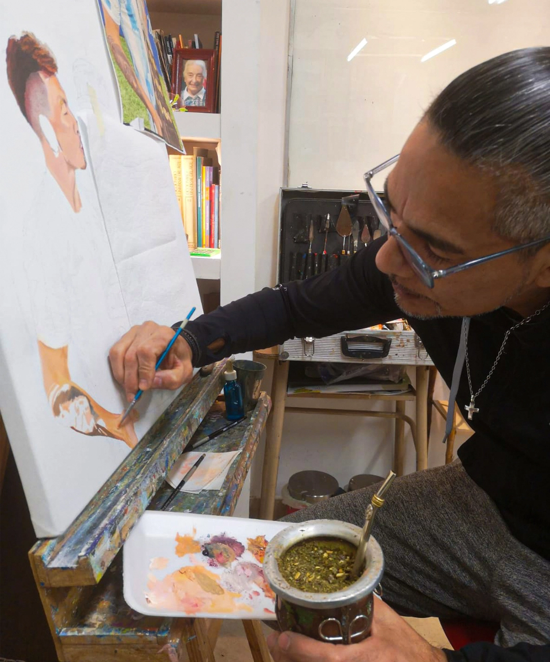 Sergio Caffarena pintando cuadro de Lisandro Martinez